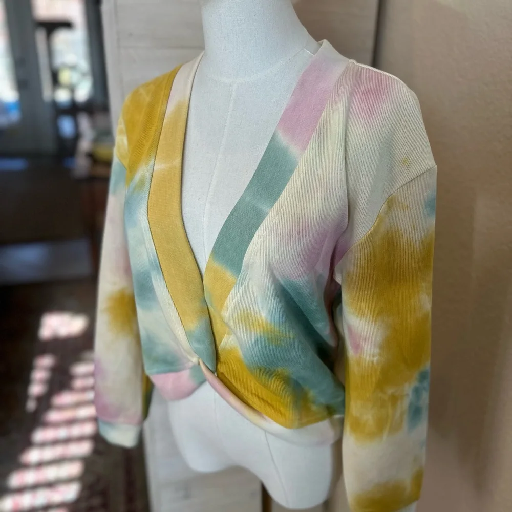Current air NWOT size Small tie dye twist front‎ cropped sweatshirt
